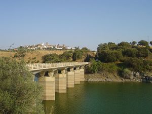 아비스 마을로 들어가는 다리.