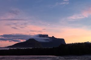 베네수엘라 아마존의 아우타나의 일출