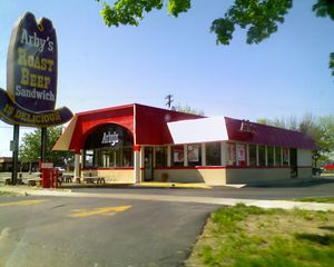미시간주 미들랜드에 있는 빈티지 간판이 있는 Arby's 레스토랑 (2006)