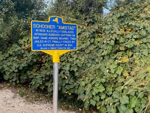아미스타드 정박지 역사 표지판
