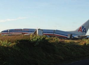 동일한 시점의 N977AN의 완전한 잔해