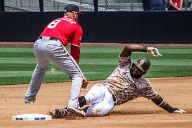 알몬테(오른쪽)가 2015년 샌디에이고 파드리스에서 뛰는 모습