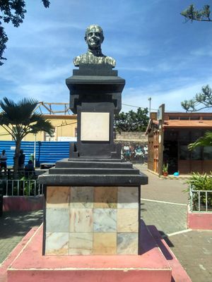 루이 알라즈 신부의 흉상