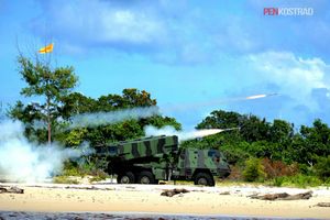 인도네시아 육군 아스트로스 II Mk6가 SS-09TS 로켓을 발사하고 있다.