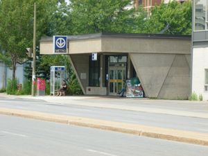 역 외부 버스 정류장