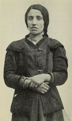 미소를 짓지 않는 젊은 여성