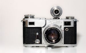  칼 자이스 예나 렌즈를 장착한 Kiev-2A 카메라, 1950년.