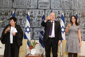 샤케드(오른쪽)와 이스라엘 대통령 레우벤 리블린(가운데), 이스라엘 판사 미리암 나오르(왼쪽), 2015년 10월 15일