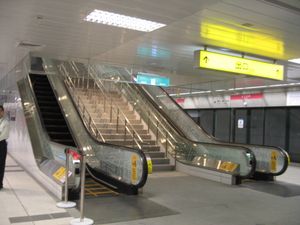 아오쯔디역 승강장으로 향하는 에스컬레이터