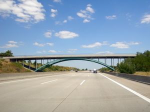 현대식 저지 배리어 중앙 분리대가 있는 데사우 경주 트랙