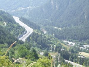 보라드 인근 A32, 오른쪽 하단은 프레쥐 철도와 바르도네키아 강