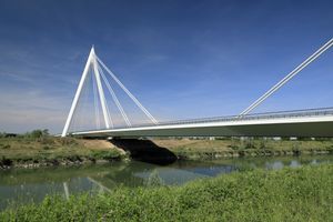 아우토스트라다 A31이 치우파노 부근의 아디제강을 건너다.