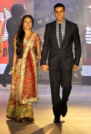 2012년 하우스풀 2 홍보 행사에서 램프에 오른 아신과 아크셰이 쿠마르