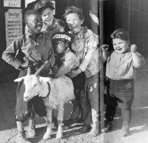 1923년 초기 우리 갱 코미디 중 한 장면. 왼쪽부터 어니 "선샤인 새미" 모리슨, 앤디 사무엘, 앨런 "파리나" 홉킨스, 미키 다니엘스, 조 코브