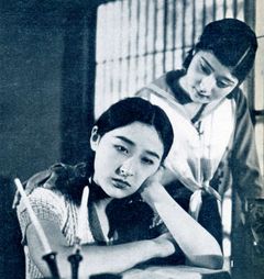 『옆집 야에 짱』 스틸 사진. 왼쪽이 아이조메 유메코. 오른쪽은 다카스기 사나에