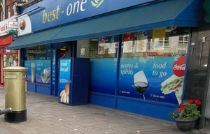 올림픽 금메달리스트 장거리 육상 선수 모 패라의 금색 우체통이 대형 편의점 밖에 있습니다. 그의 고등학교는 아이즐워스 앤 사이언 학교였습니다.