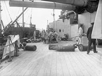 Mark V 34.3cm(45구경)포. 탄약선에서 34.3cm 포탄을 보급받는 HMS 엔페러 오브 인디아의 사진.