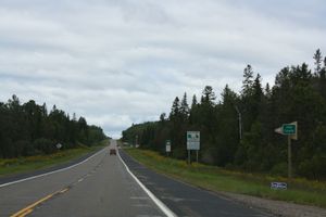 미국 국도 2번/141번 도로를 통해 아이언 군으로 진입하는 모습