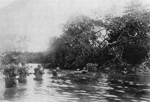 전투 중 강을 순찰하는 미군