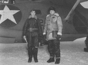 파일럿 빌 타이스(왼쪽)가 아쿠탄 제로를 발견한 카탈리나 앞에서