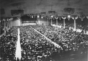 제6회 전국 성체 회의의 콜로세움에서 열린 회의