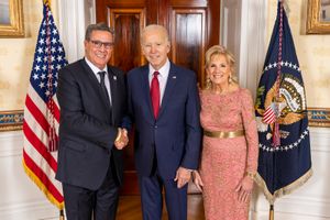 2022년 미국 대통령 조 바이든과 영부인 질 바이든과 함께 있는 아칸누치