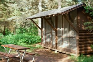 워싱턴 크릭 야영장에서 볼 수 있는 아일 로열 국립공원의 일반적인 3면 스크린 보호소