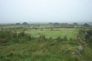 슬리브모어 기슭에 있는 "사막 마을"은 '보울리' 마을이었다(참조: 이주성 목축).