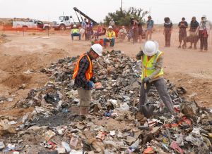 쓰레기 매립지 발굴. Yars' Revenge, Star Raiders, Pac-Man, Space Invaders, Defender 및 Warlords 상자가 보인다.