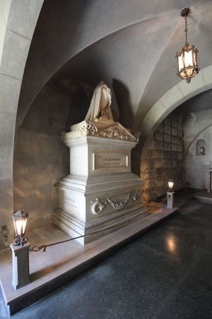 수도원 건물 내부의 화려하게 장식된 공간. 여러 개의 묘비가 보인다.