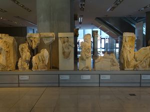 아크로폴리스 박물관에 있는 파라페트, 기원전 410년대, 아테네 그리스 펜텔리 대리석.