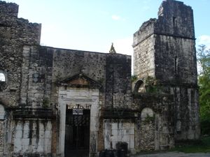 부속 로마 유적과 함께 있는 산 마르코 교회