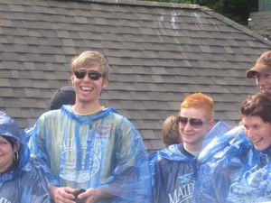 안개 아가씨호의 관광객. 폭포의 분무 대책으로 레인코트를 착용하고 있다.