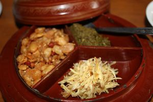 전통적인 버마 옻칠 트레이에 담겨 제공되는 절인 차와 생강 샐러드.