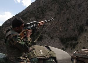 PSL 소총을 사용하는 아프간 국가군(ANA) 201군단의 군인
