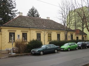 예전에 박물관이자 기념관이었던, 예들제에 있는 에르되디 영지. 왼쪽 벽에는 베토벤이 자주 방문했음을 기념하는 현판이 보이고(확대, 가운데), 오른쪽에는 마리의 현판(확대, 맨 위)이 있다.