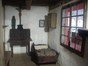 독일 뒬멘의 성 십자가 교회에 있는 엠머릭의 방 재구성, 실제 가구 포함