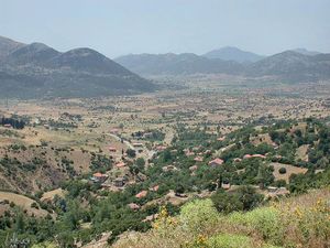 카스트리아 북쪽, 카토 로우시(Kato Lousi) 마을 인근의 카르스트 (Karst) 평원.