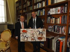 로마, 2012년 3월 9일-퀴리 날레, 이탈리아 공화국 대통령-안드레아 베네 티가 퀴리 날레 아트 컬렉션의 인수 작업을 예술 유산 책임자 인 루이스 고다르 교수에게 전달합니다.