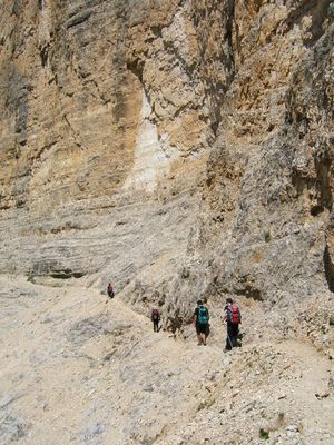 남티롤의 Heiligkreuzkofel 서쪽 사면을 건너는 것은 여러 곳에서 발의 안정성을 요구한다.