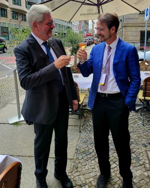 로베르트 슐뢰글(왼쪽)과 안드레아스 J. 하인리히(오른쪽)가 2023년 독일에서 훔볼트상을 수상하는 모습.