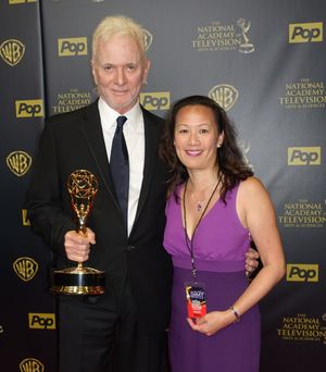 앤서니 기어리가 2015년 4월 26일, 제너럴 호스피털 온라인 제작자 메이 리와 함께 그의 8번째 데이타임 에미상을 들고 있다