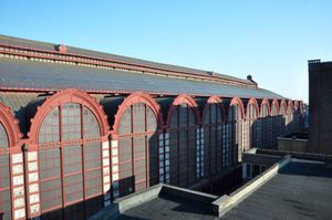 기차 홀 지붕의 보이는 파형 왜곡. 구조의 변형은 지붕의 맨 위 오른쪽 끝에서 볼 수 있다.