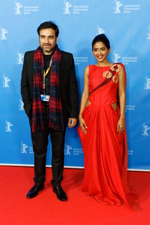 2017년 베를린 영화제 월드 프리미어 뉴턴에서 팡카지 트리파티와 함께 있는 파틸