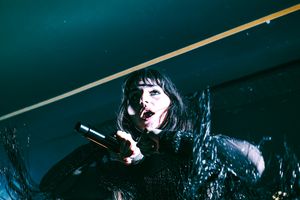 2024년 Queen of Kings 투어의 일환으로 아일랜드 더블린에서 공연하는 알레산드라 멜레