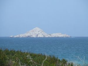 km}} 떨어져 있다. 구아노 수집가들이 사용하고, 그 후 포트엘리자베스 대학교에서 연구 목적으로 사용한 두 개의 사용하지 않는 석조 방갈로가 보인다.