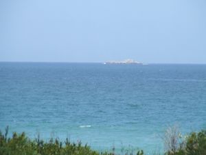 km}} 미만 떨어진 곳에 있다.