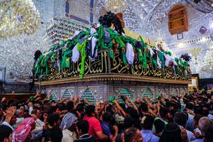 알 카디미야 사원의 자리흐(Zarih), 무덤 위에 있는 qabr (무덤)