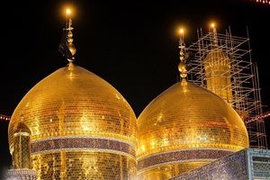 사원의 두 개의 주요 황금 돔