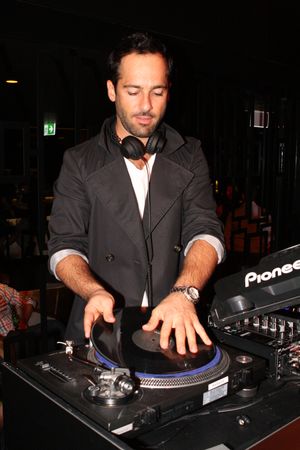 2012년 행사에서 디미트리아데스 DJing